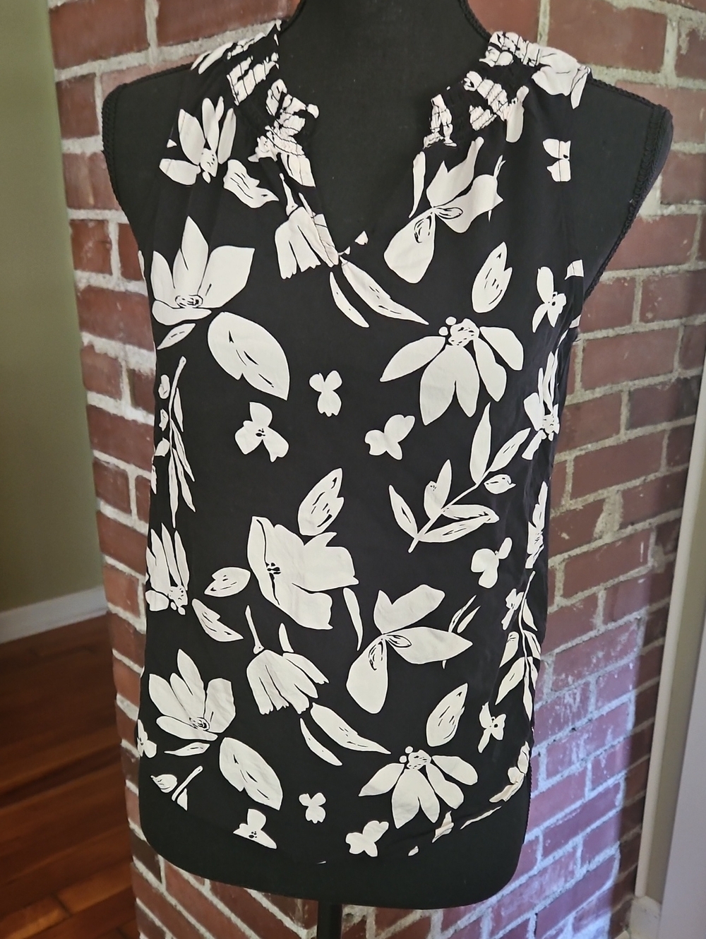 a new day Black & White Floral Sleeveless Camisole